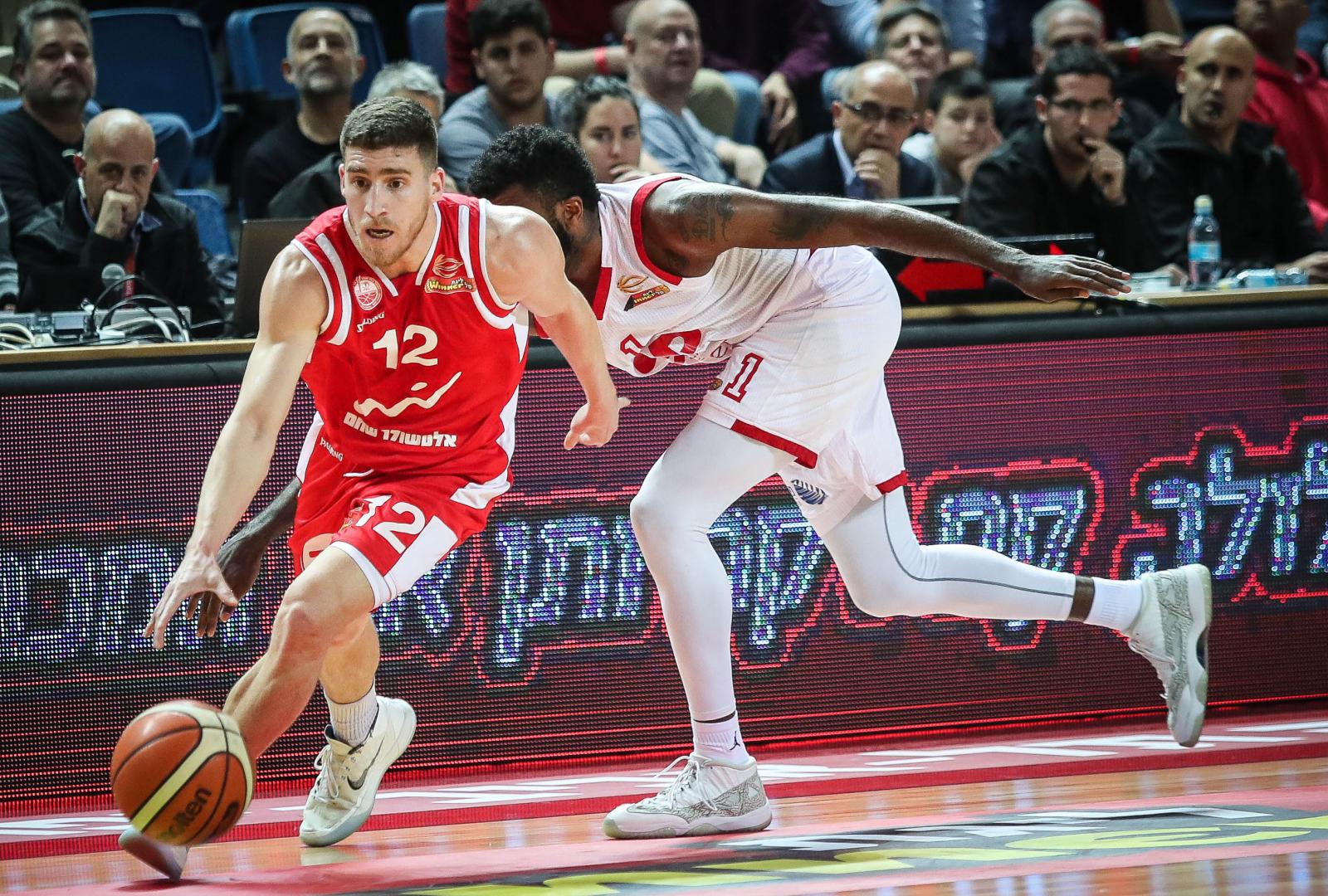 עדי כהן סבן בורח להפועל תל אביב. 7 נקודות לרכז המחליף (צילום: עודד קרני, באדיבות מנהלת הליגה)